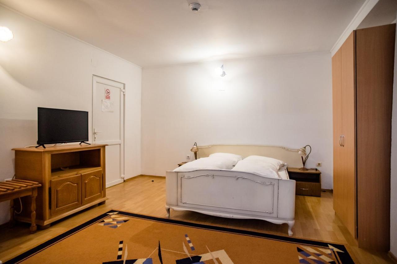 Hotel Marion Dumbraveni  Exteriör bild