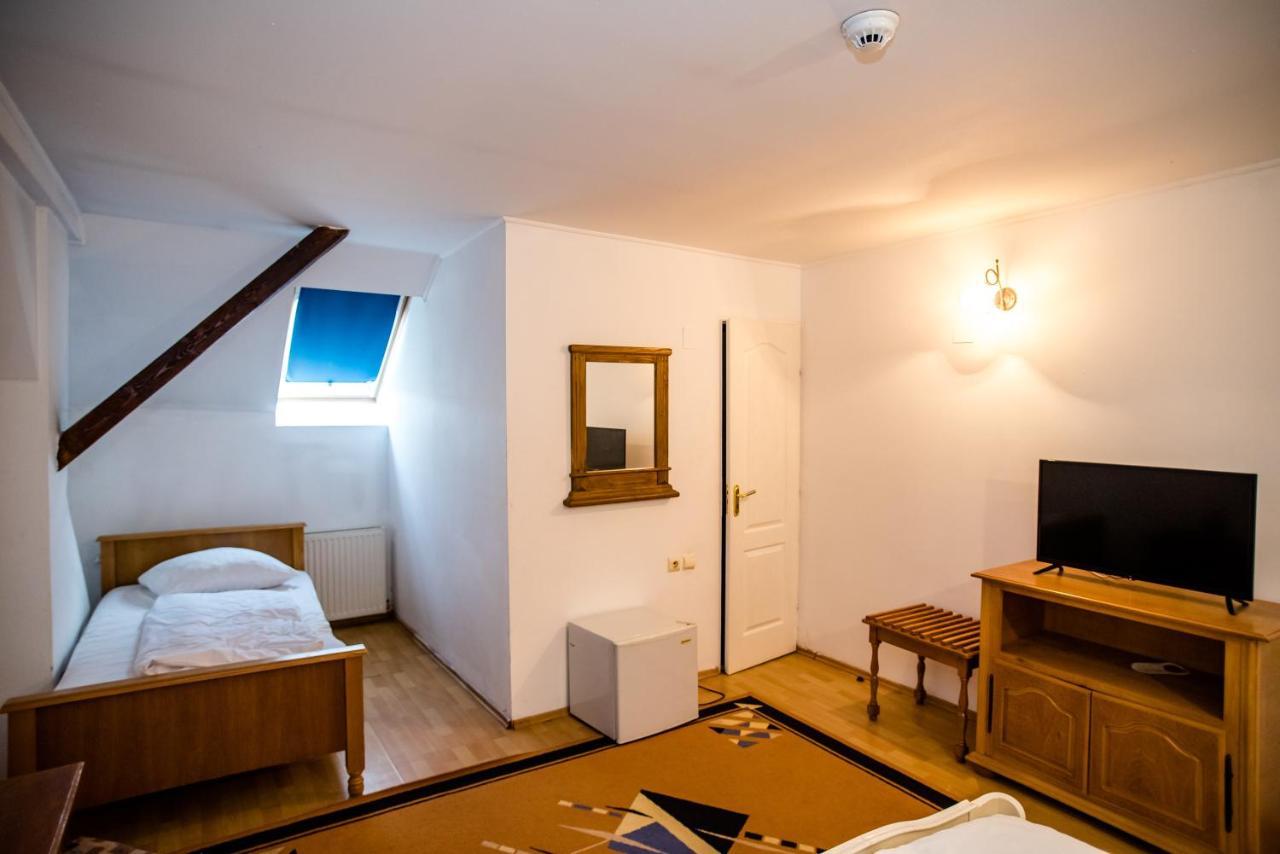 Hotel Marion Dumbraveni  Exteriör bild